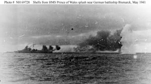 Proyectiles del Prince of Wales caen en el agua cercanos al Bismarck.