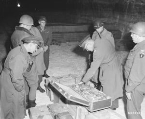 El General Dwight Eisenhower inspeccionando el tesoro en la Cueva de Merkers.