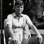 John F. Kennedy con el corset