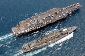 El portaaviones USS Ronald Reagan y un barco de apoyo