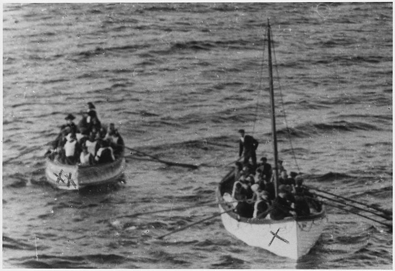 Botes salvavidas con supervivientes del Titanic se acercan al Carpathia