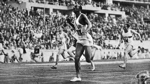 Jesse Owens con zapatillas Adidas