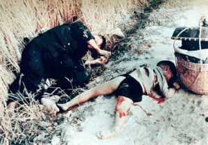 Padre e hijo muertos en My Lai