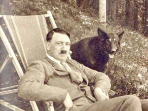 Adolf Hitler con Blondie, perros