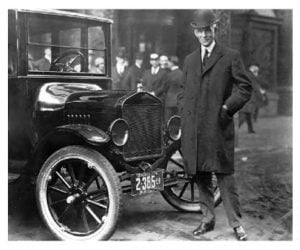 Henry Ford con uno de sus Modelo T, en 1919.