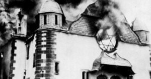 Sinagoga arde en Kristallnacht