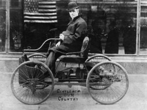 Henry Ford en su primer coche.