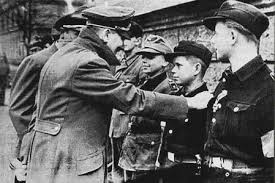 Hitler condecora a miembros de las Htlerjugend