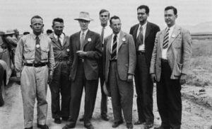 Algunos miembros del Proyecto Manhattan. Kenneth Bainbridge primero por la izquierda; Oppenheimer con sombrero.