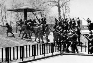 Los guardias disparan