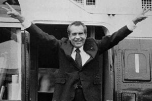 Nixon se despide tras Watergate