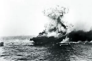 Al USS Lexington en llamas en el Mar del Coral