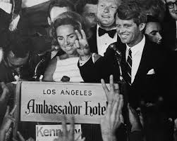 Robert F. Kennedy agradece a sus seguidores, junto a su esposa Ethel.