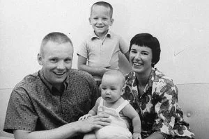 Neil y Janet Armstrong con sus hijos, Eric y Mark